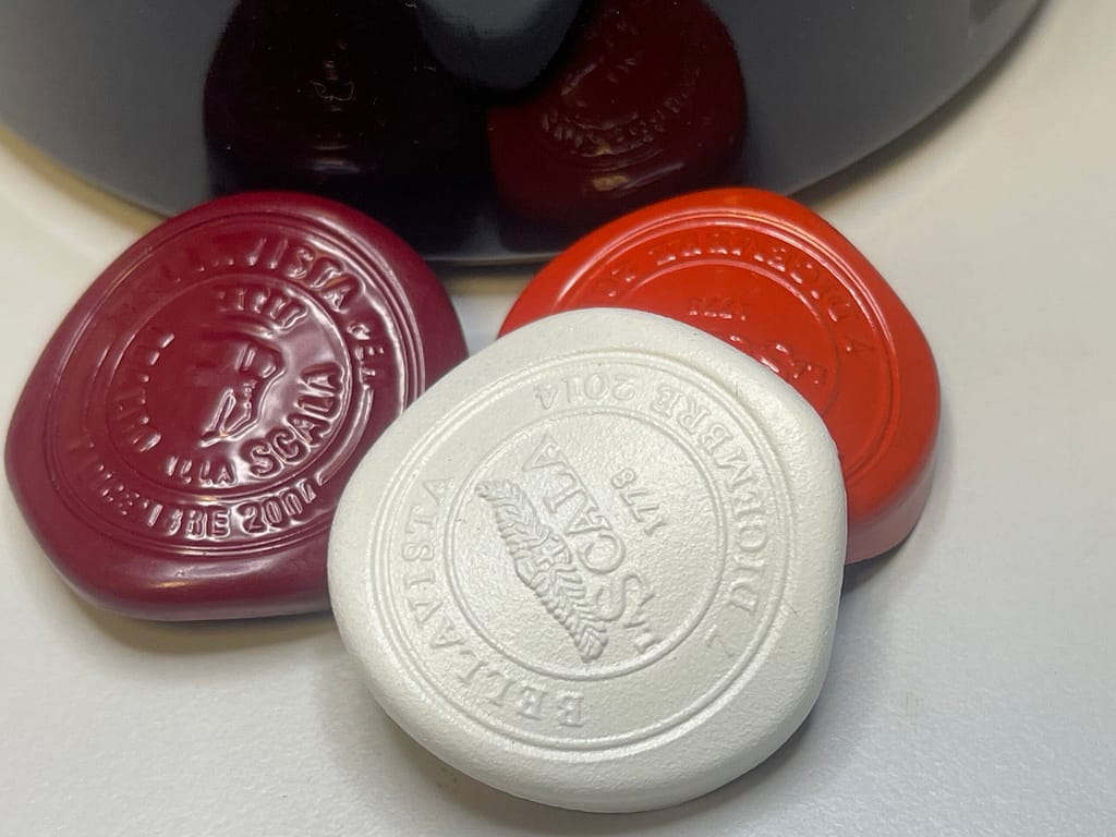 Tappi decorativi in zama con diverse finiture galvaniche e verniciatura - Micrometal