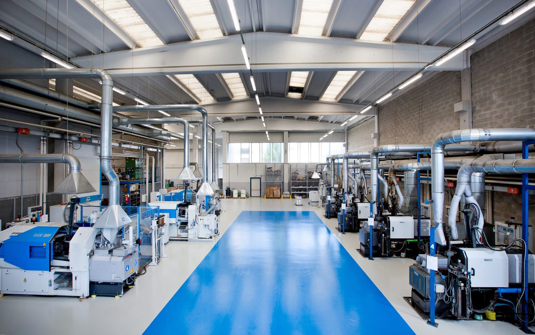 Reparto presse a camera calda in funzione nella fonderia Micrometal di Erbusco (Brescia)