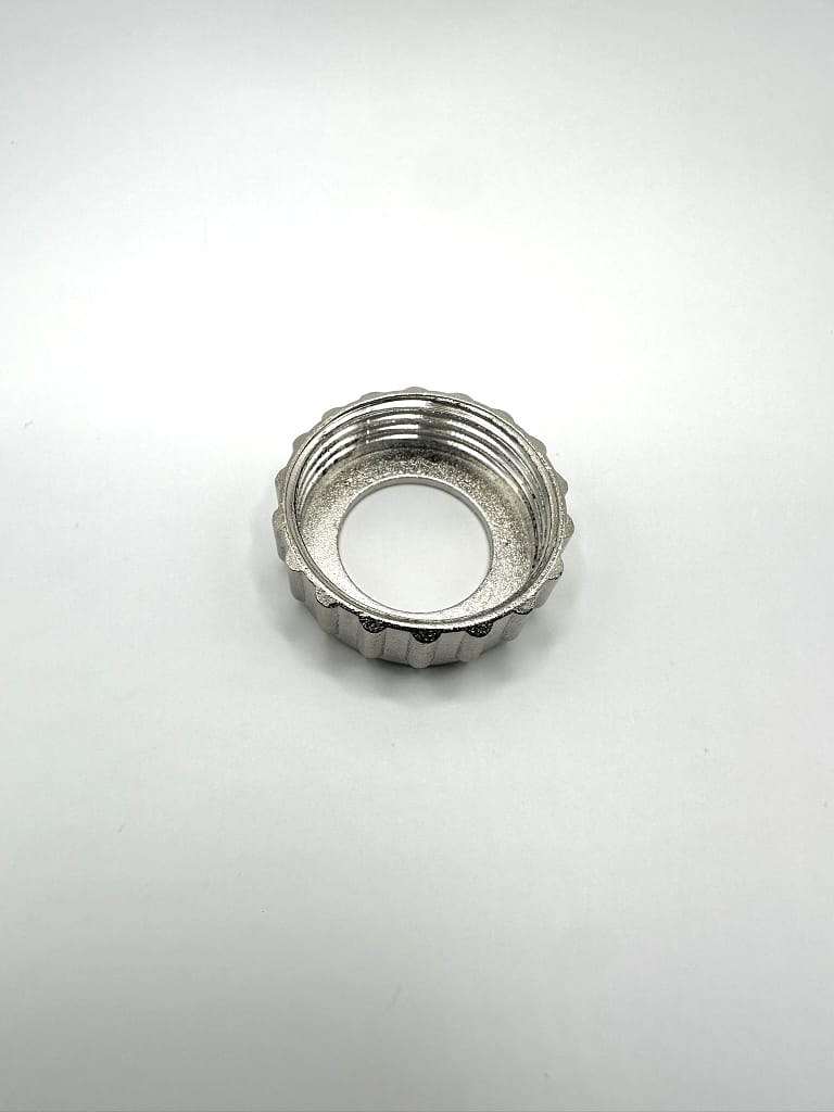 Ghiera/girello per rubinetto gas in zama nichelata con filettatura interna e bordo zigrinato. - Micrometal