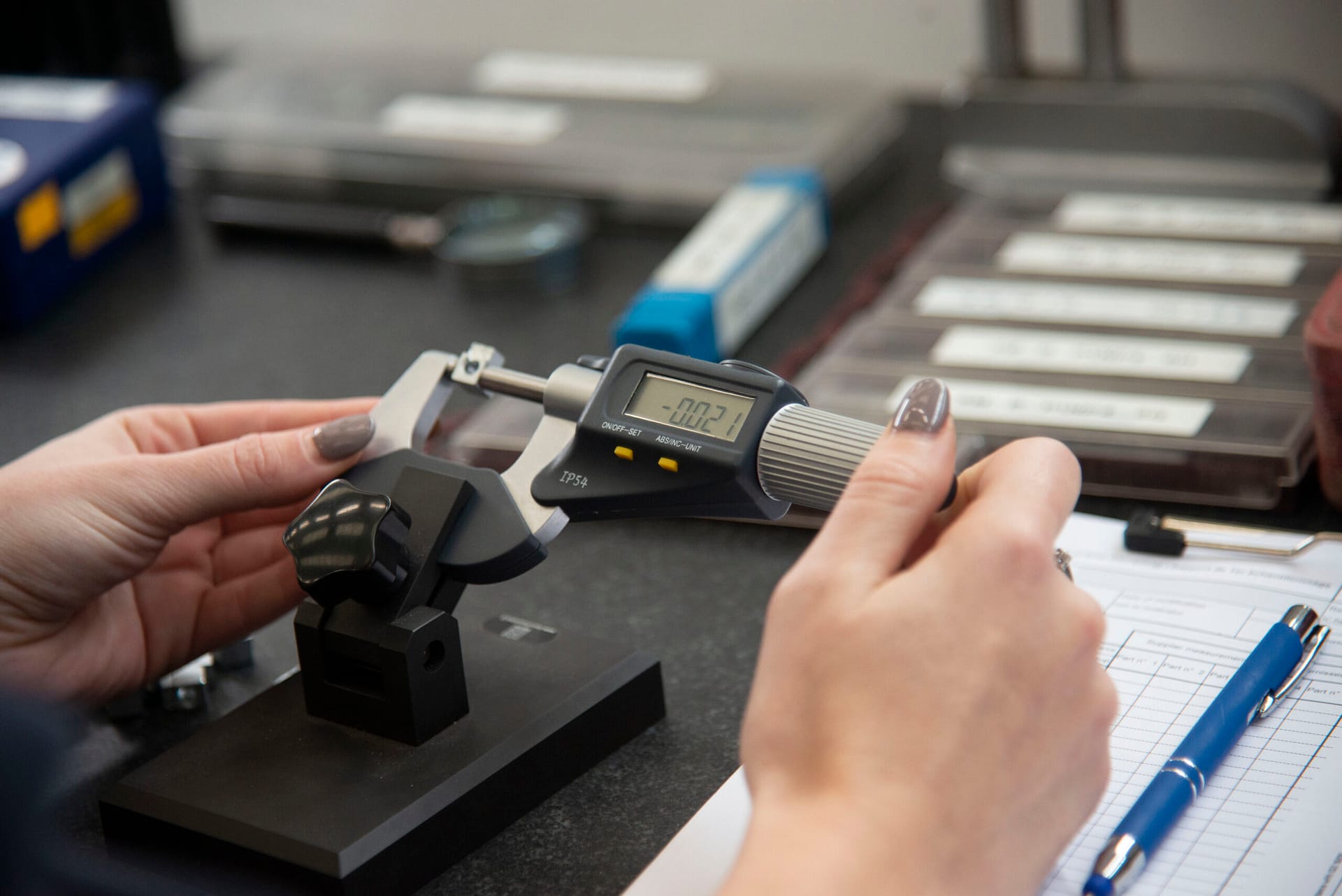 Controllo qualita componenti zamak - Micrometal ISO 9001