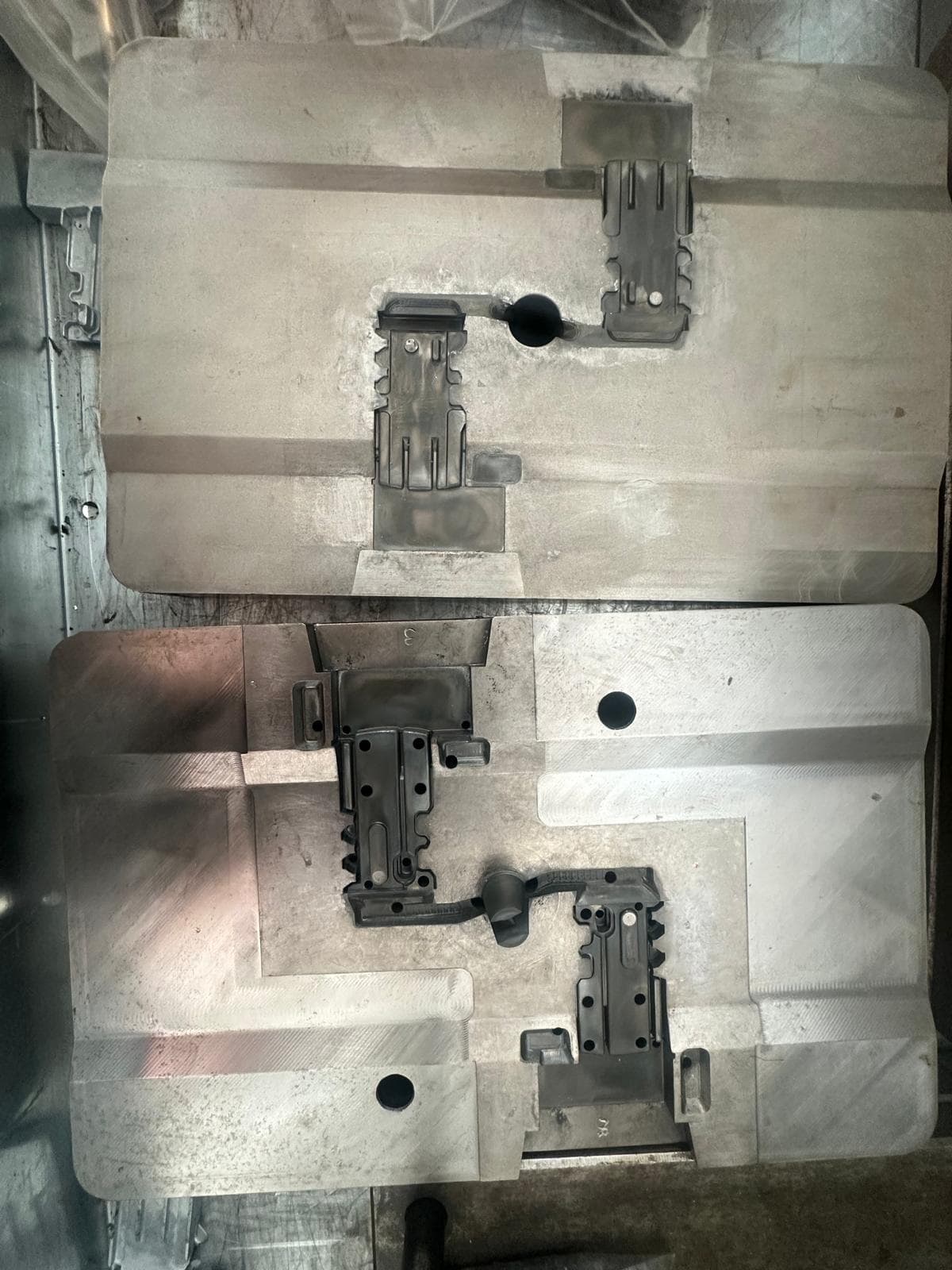 Stampi aperti per catenacci e serrature zama - matrici pressofusione Micrometal