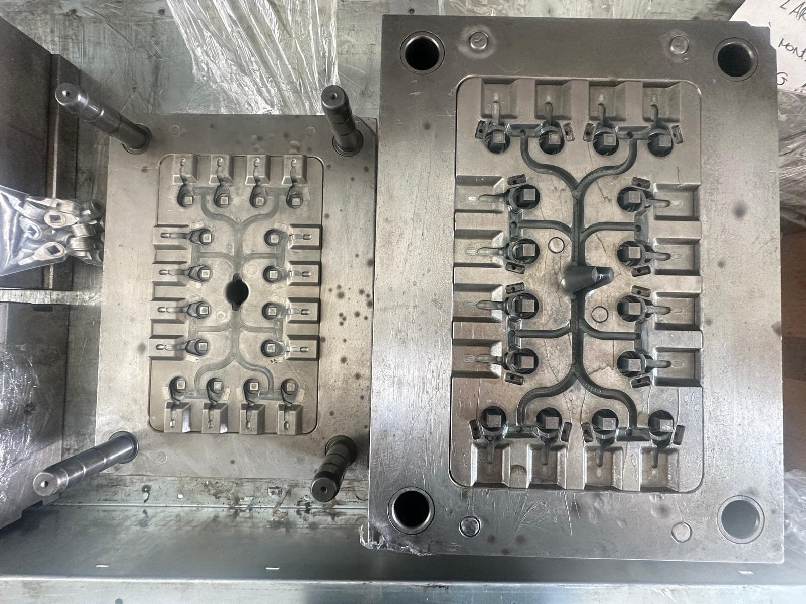 Moule multi-empreintes pour pressofusion de zamak - Micrometal